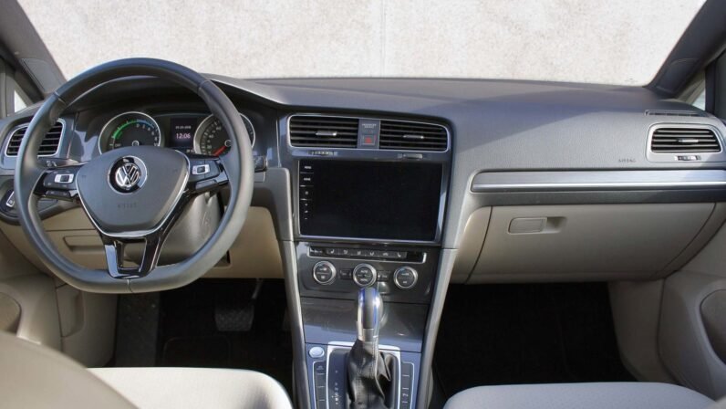 
								VOLKSWAGEN e-Golf full									