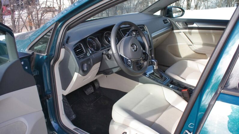 
								VOLKSWAGEN e-Golf full									