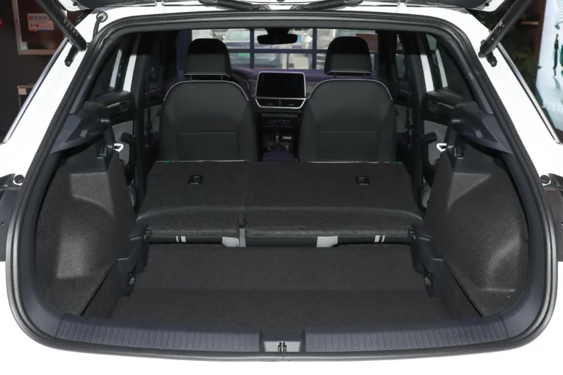 
								Volkswagen T-Roc full									