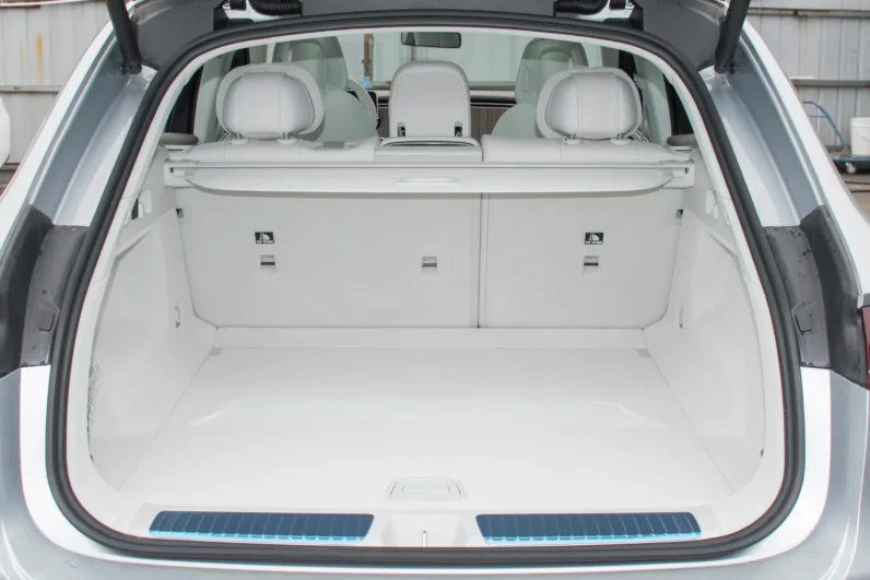 
								Mercedes-Benz EQE SUV full									