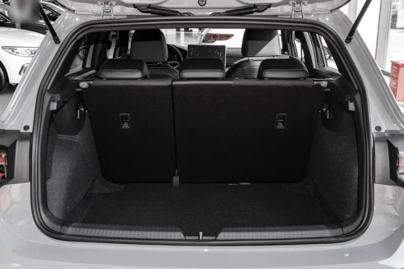 
								Volkswagen Golf full									