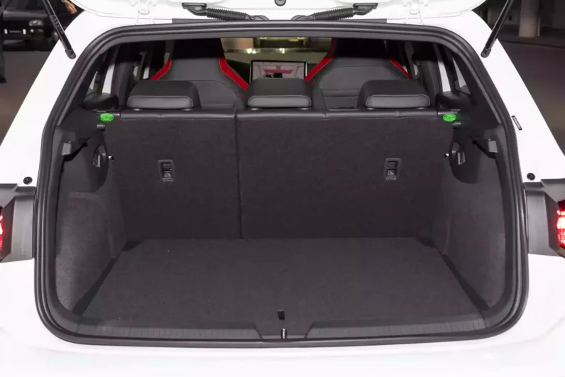 
								Volkswagen Golf GTI full									
