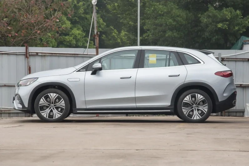 
								Mercedes-Benz EQE SUV full									
