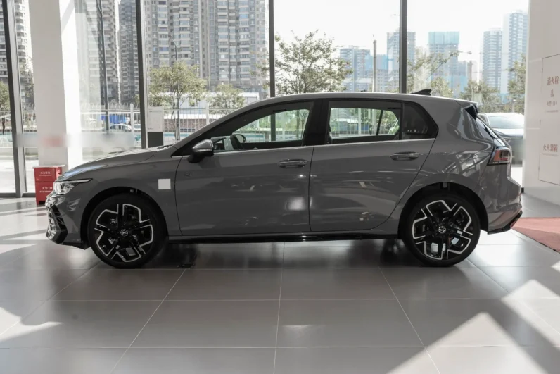 
								Volkswagen Golf full									