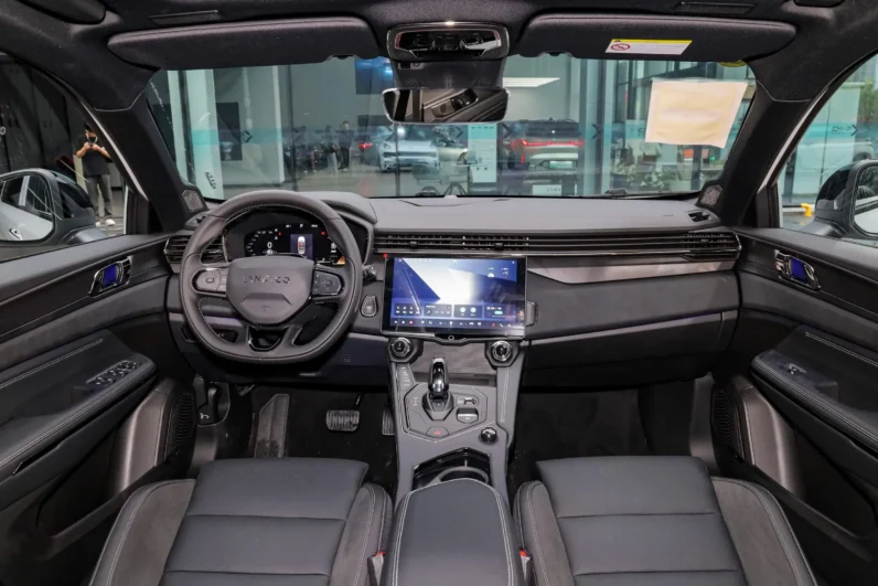 
								Lynk & Co 01 full									