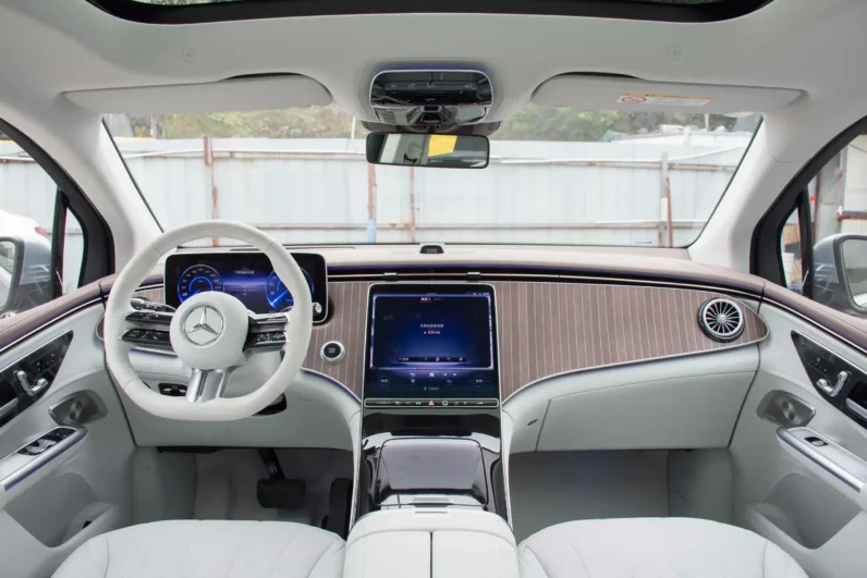 
								Mercedes-Benz EQE SUV full									