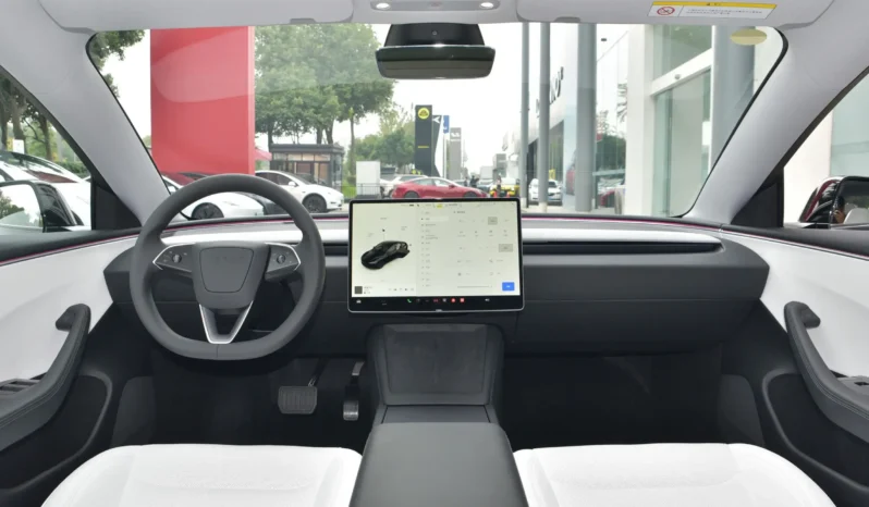 
								Tesla Model 3 full									