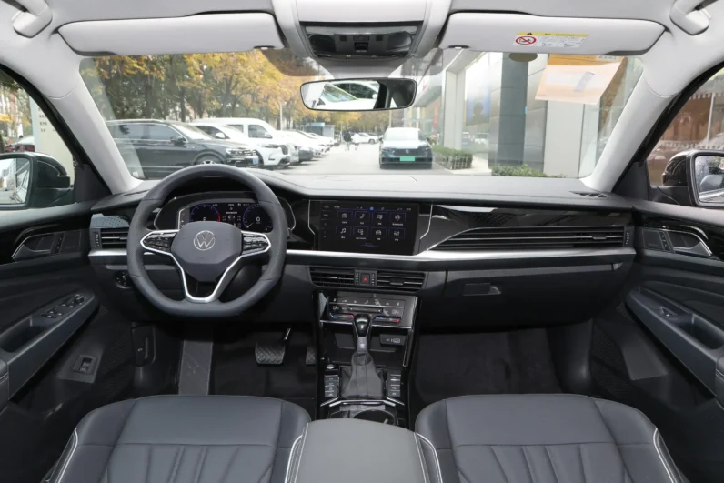
								Volkswagen Passat 2024 full									