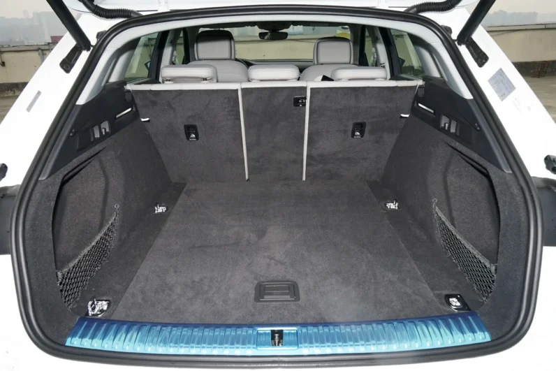 
								Audi e-tron full									