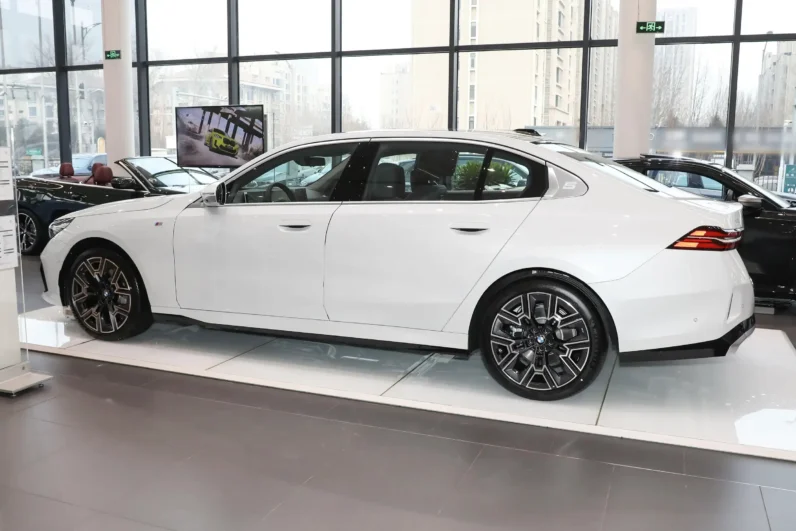 
								BMW 5 Series full									