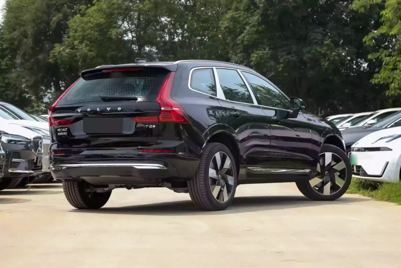 
								Volvo XC60 PHEV full									