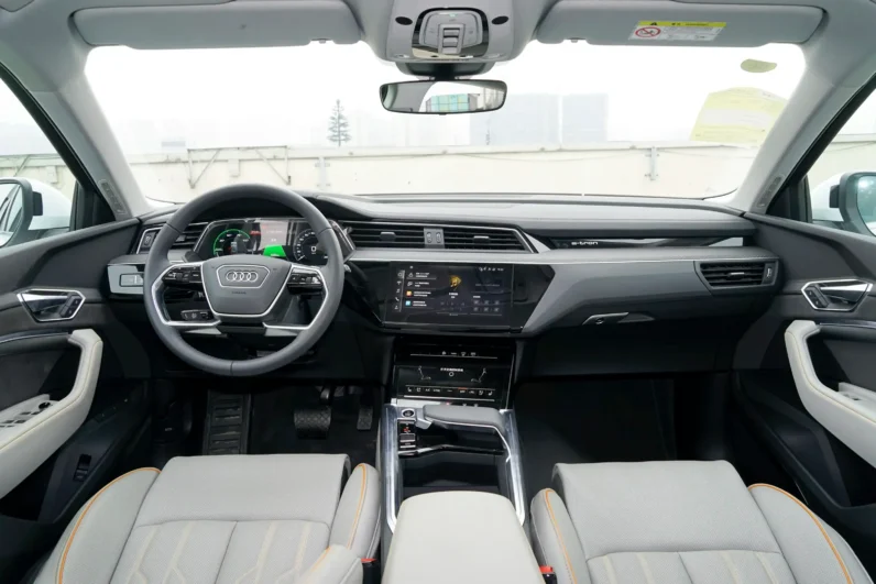 
								Audi e-tron full									