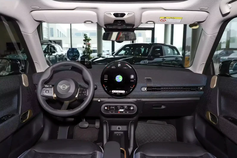 
								MINI Cooper EV full									