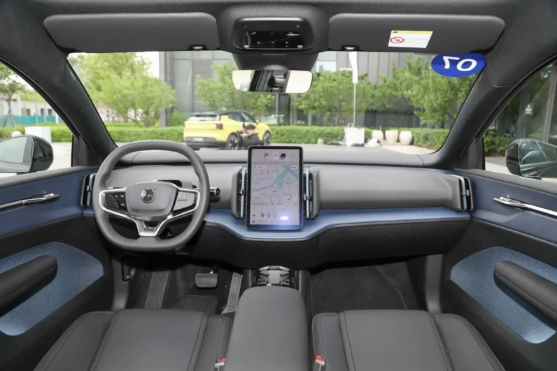
								Volvo EX30 full									