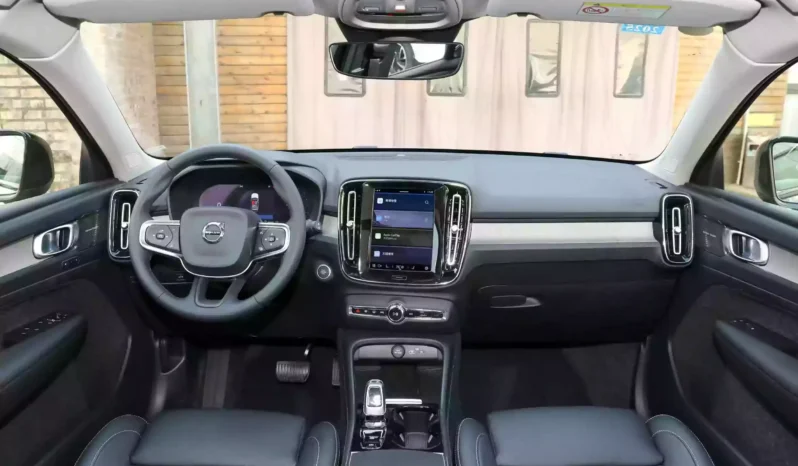
								Volvo XC40 full									